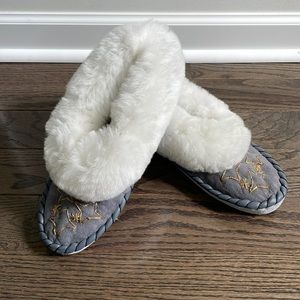 NWOT grey gold stars moccasin sheepskin slippers womens 9/ mens 7 w fur trim